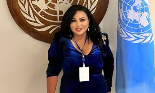 Rebeca Riofrio davanti al logo delle Nazioni Unite durante l'assemblea inaugurale della Creative Women Platform