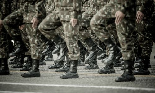 Truppa di soldati in uniforme mimetica durante una marcia