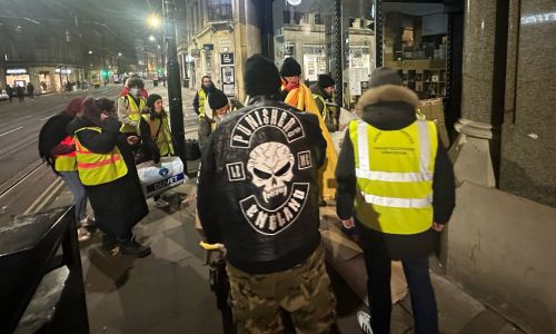 la distribuzione dei pasti ai senza tetto di manchester organizzata da heart of manchester