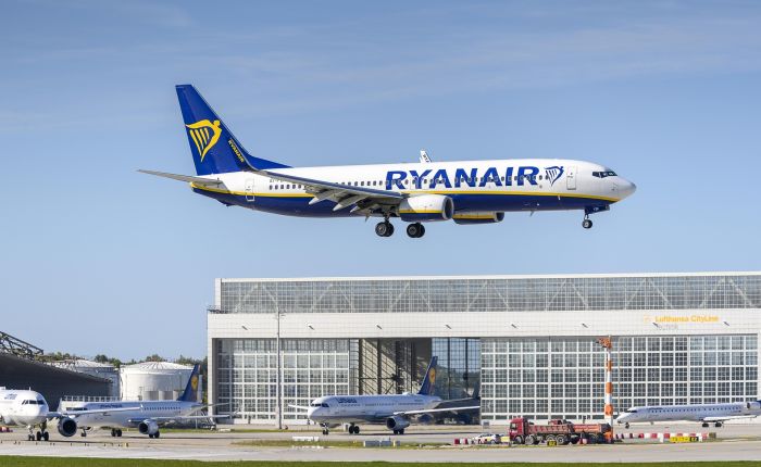 Aereo Ryanair in decollo sopra terminal aeroportuale, rappresenta il bonus per bagagli fuori misura