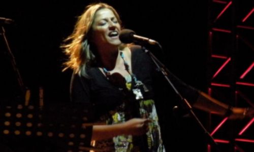 Filomena Campus canta sul palco al Pheasantry con microfono e luci di scena